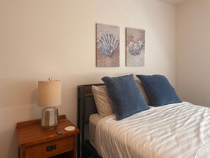 2 dormitoris, escriptori i planxa i posts de planxar 