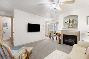 Smart-tv, eldstad och böcker