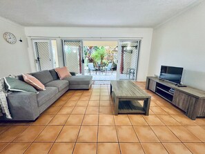 TV - Cannonvale Ground Floor Apartment - 2 bed - Sleeps 4 - Swimming Pool (Cannonvale)