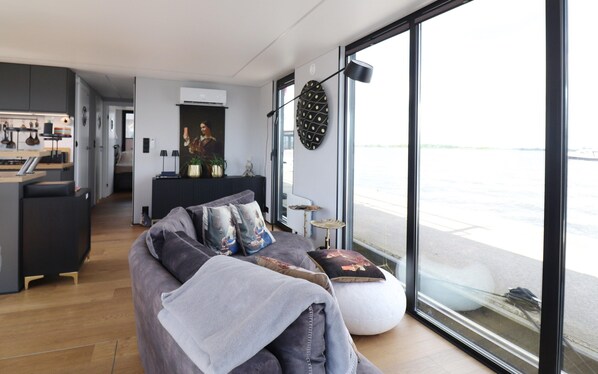 Mobile Home | Living room - Houseboat With Sauna and Fantastic View (Offingawier)