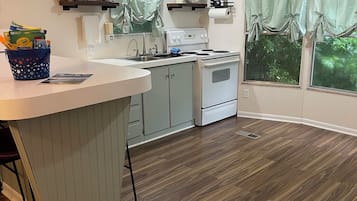 Køleskab, mikrobølgeovn, ovn, kogeplade