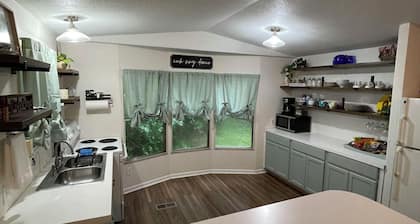 The Ouachita Nook-home near lake, crystal digging, in the heart of Mount Ida!