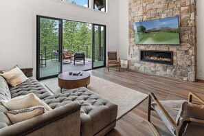 Una Smart TV, una chimenea, una oficina