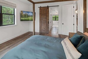 5 bedrooms, iron/ironing board, travel cot, free WiFi - Extraordinary Idaho Club Retreat w/ Hot Tub (Sandpoint)