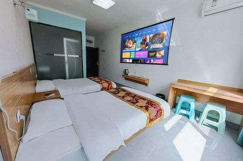 Mengxiang Youth Fashion Hotel (Gaopoyan Pedestrian Street Engineering Institute)