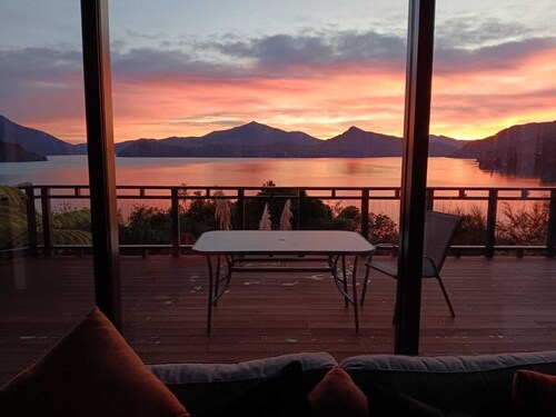 Moetapu Scenic Retreat - Luxury Haven for Couples