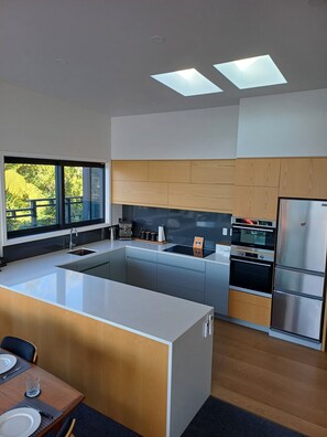 Micro-ondes, four, plaque de cuisson, lave-vaisselle