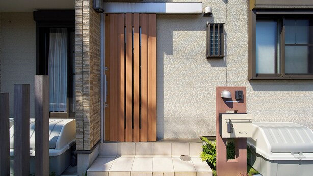 A modern house with a wooden door, a mailbox, and a trash bin. - The Prime TOKYO SKYTREE (Tokyo)