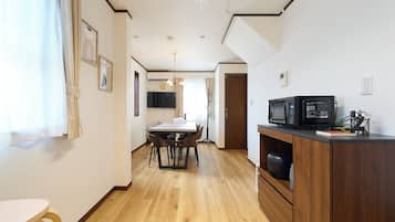 House, 4 Bedrooms, Non Smoking, Kitchen | In-room dining