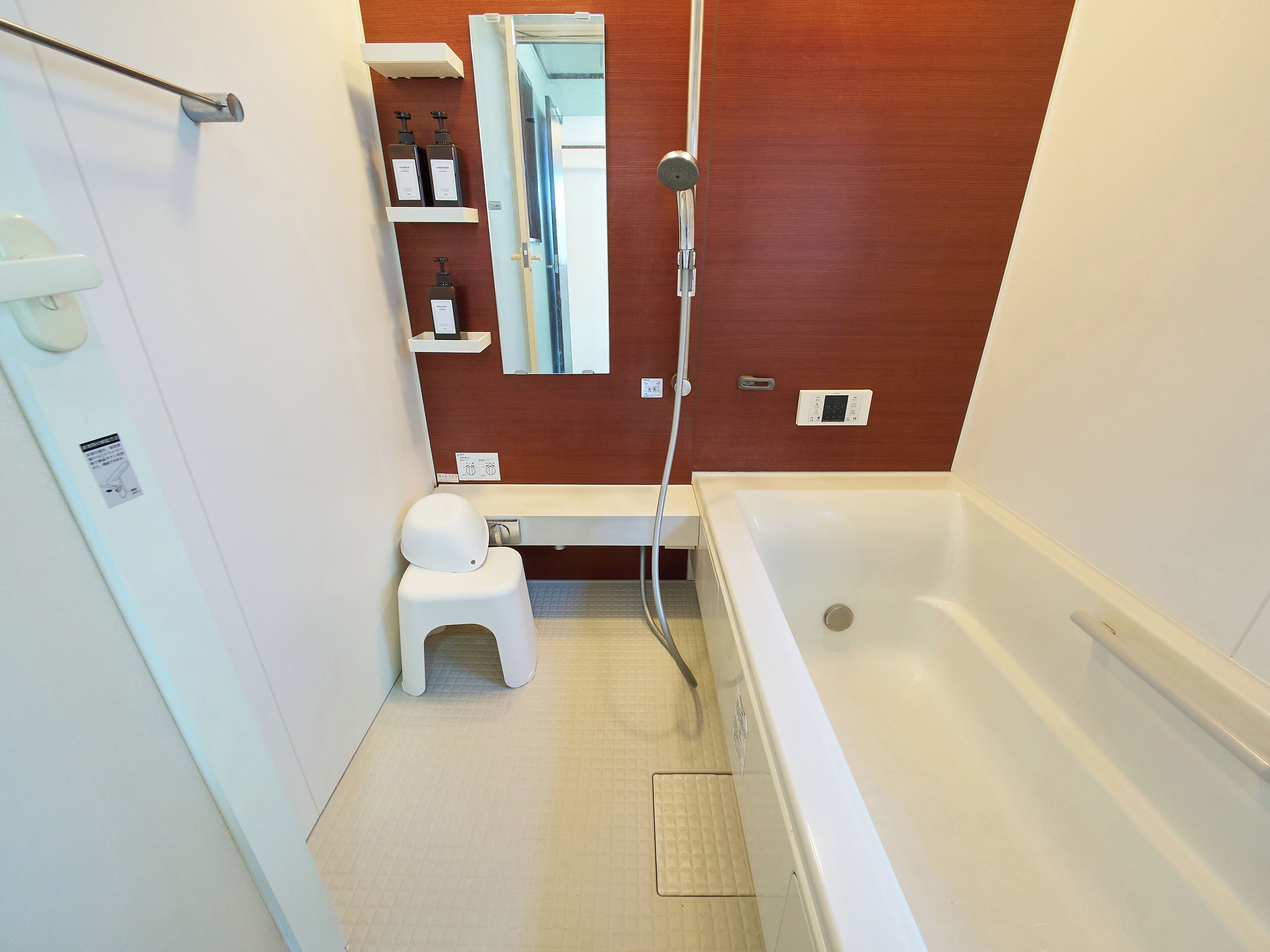 Une salle de bain moderne équipée d’une baignoire, de toilettes et d’une douche.
