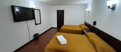 1 dormitori, planxa i posts de planxar, wifi i roba de llit