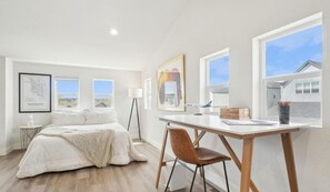 2 quartos, escrivaninha, roupa de cama