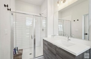 Chuveiro, secador de cabelo, toalhas de banho, sabonete