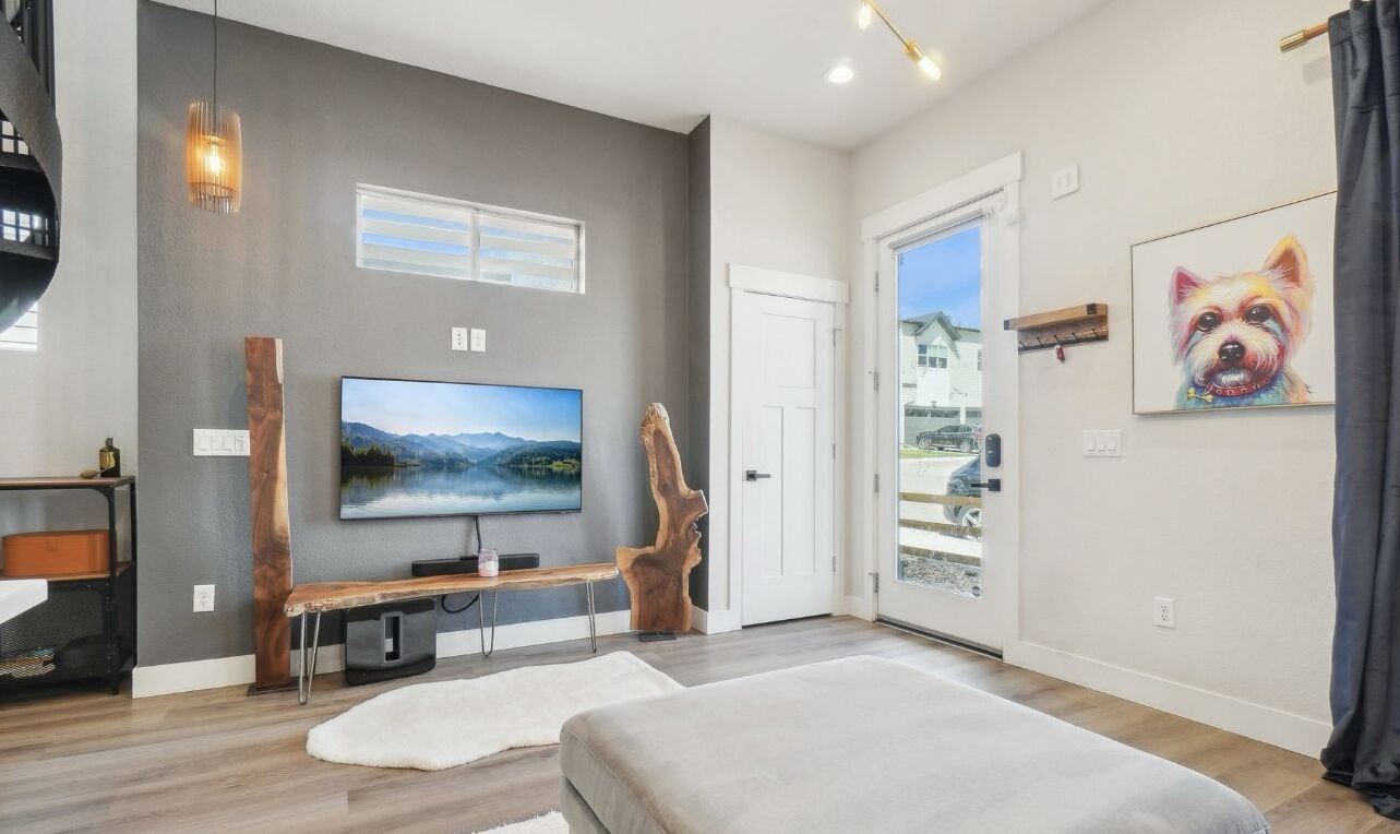 2 Schlafzimmer, Schreibtisch, Bettwäsche