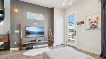 2 Schlafzimmer, Schreibtisch, Bettwäsche