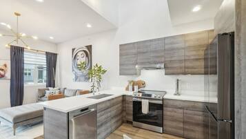 Kühlschrank, Mikrowelle, Ofen, Herdplatte