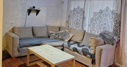 Charming 2-bedroom house in lovely garden, 2 bedrooms, and with Wi-Fi