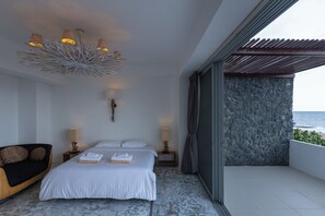Tabla de planchar con plancha, wifi y ropa de cama