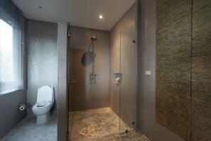 Shower, hair dryer, towels, soap - Beachfront 3BR Villa in Kuiburi – Private Pool & Ocean Views (Prachuap Khiri Khan)