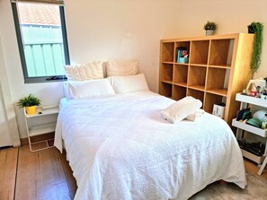 3 bedrooms, iron/ironing board, WiFi, bed sheets