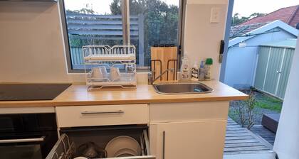 Relax in a Garden Retreat: Steps to Beaches,Shops,Stations and sdyney CBD.