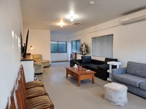 Relax in a Garden Retreat: Steps to Beaches,Shops,Stations and sdyney CBD.