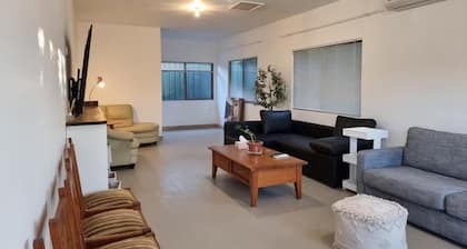 Relax in a Garden Retreat: Steps to Beaches,Shops,Stations and sdyney CBD.