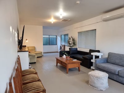Relax in a Garden Retreat: Steps to Beaches,Shops,Stations and sdyney CBD.