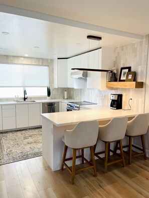 Kjøleskap, mikrobølgeovn, ovn og kokeplater