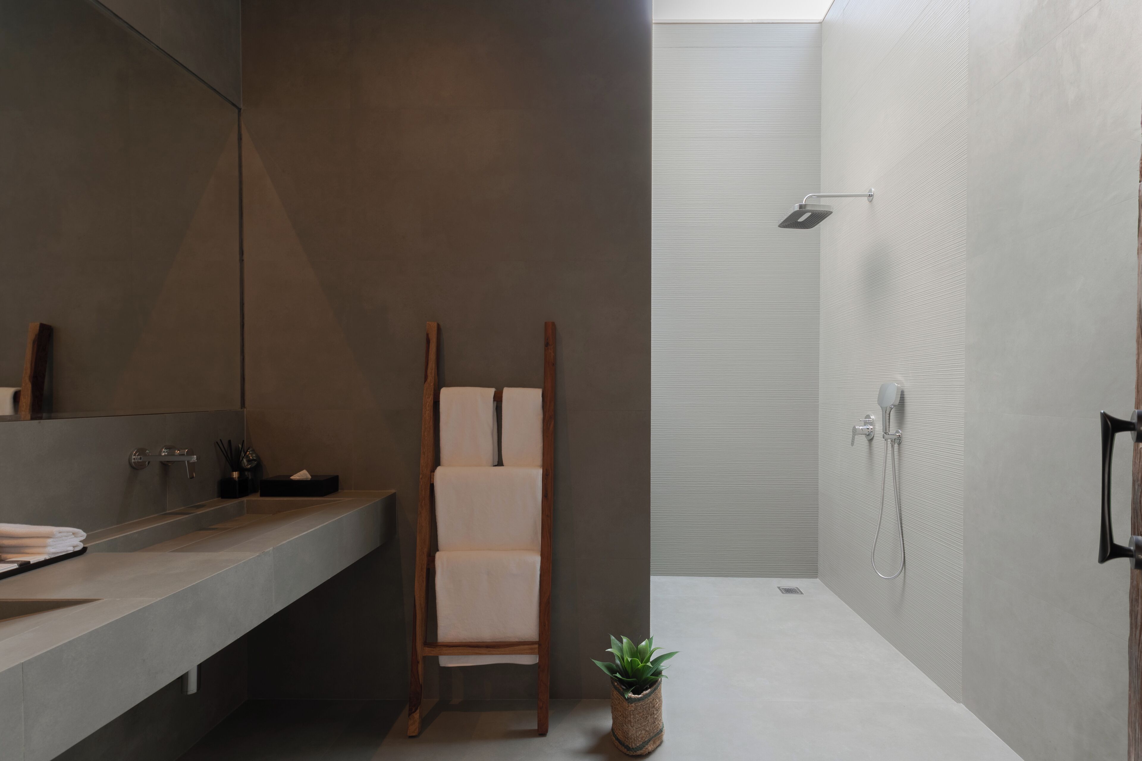 Dusche, Whirlpool, Haartrockner, Bidet
