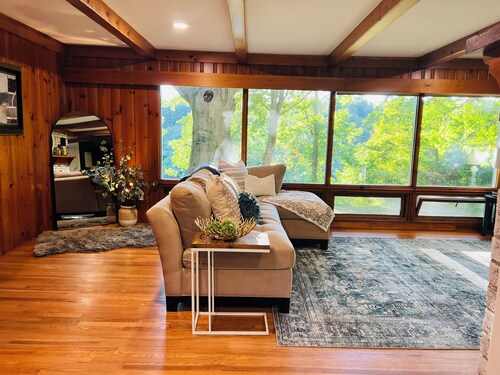 Charming 4-bedroom, riverfront cottage in Oswego