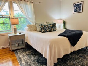 4 bedrooms, WiFi, bed sheets - Charming 4-bedroom, riverfront cottage in Oswego (Oswego)