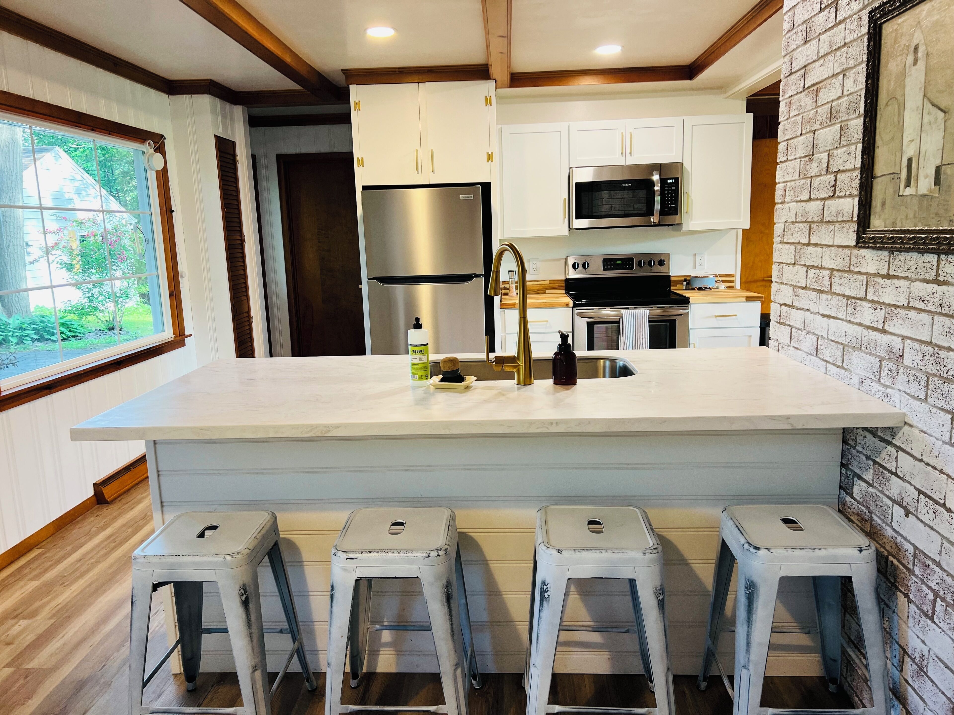 Mikrobølgeovn, ovn, kokeplater og oppvaskmaskin