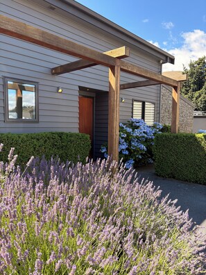 Exterior detail - Chartres Retreat - sunny Arrowtown townhouse (Arrowtown)
