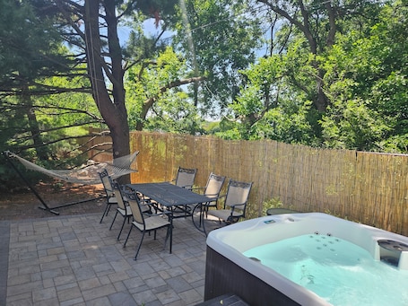 屋外ダイニングエリア. Tiny Home Retreat with hot tub