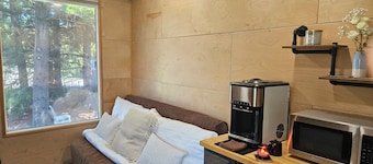 Tiny Home Retreat with hot tub