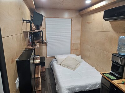 Tiny Home Retreat with hot tub