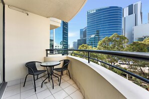 Classic Apartment | Desk, iron/ironing board, free WiFi - 1 Valentine Ave (Parramatta)