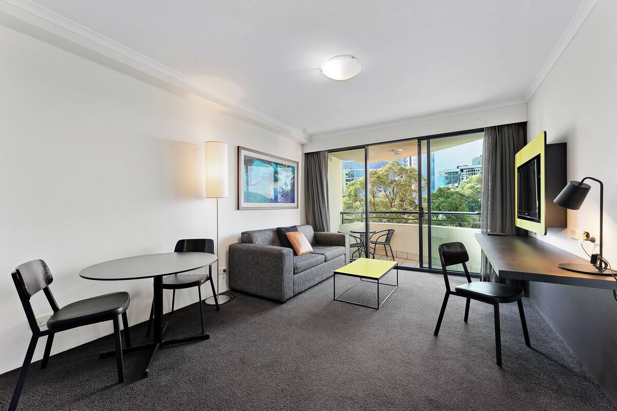مكتب ومكواة/لوح كي وواي فاي مجانًا