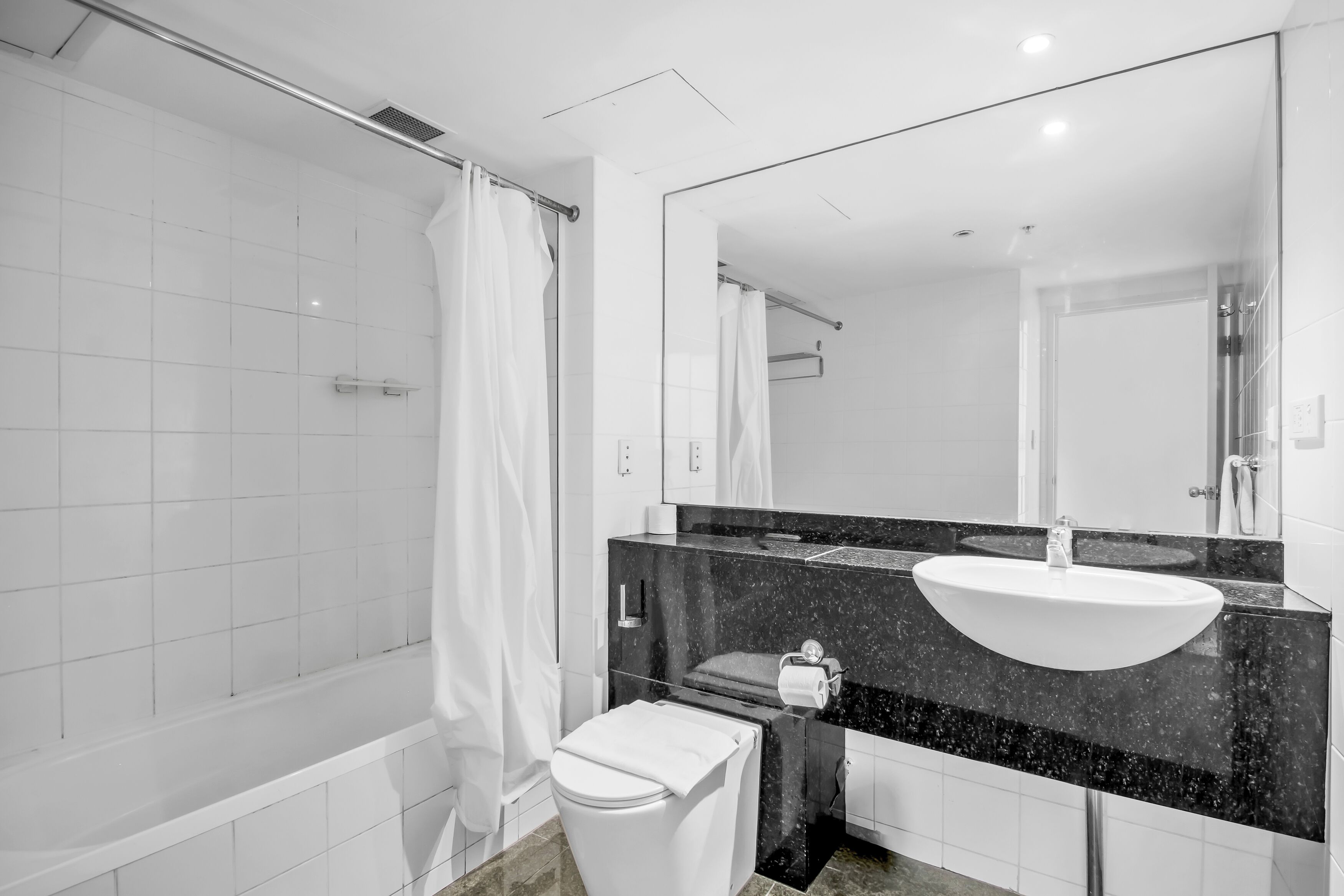 Classic Studio | Bathroom | Combined shower/tub, hair dryer, towels, toilet paper