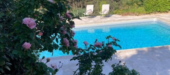 Beautiful house in the heart of the Périgord Noir 4 km from Le Bugue. Sleeps 4