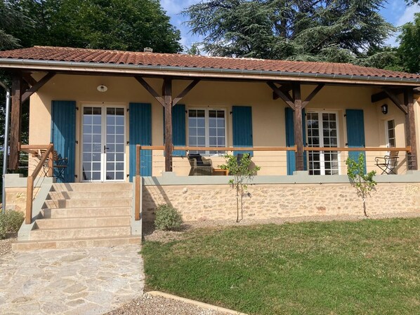 A two-story building with a tiled roof, blue shutters, and a stone staircase leading to the entrance. - Beautiful house in the heart of the Périgord Noir 4 km from Le Bugue. Sleeps 4 (Le Bugue)