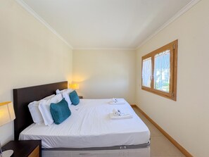2 slaapkamers, een strijkplank/strijkijzer, internet, beddengoed
