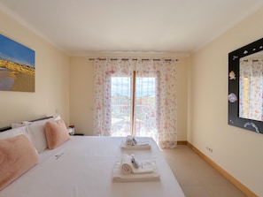 2 bedrooms, iron/ironing board, internet, bed sheets