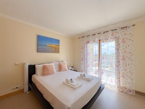 2 bedrooms, iron/ironing board, internet, bed sheets