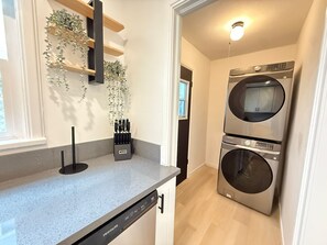 Interior - Quaint bed & breakfast with WiFi in charming (Los Angeles)