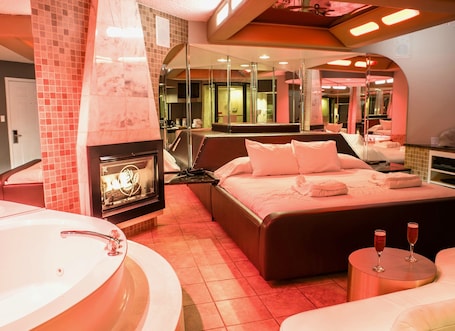 Wifi gratis y ropa de cama . Essence Suites