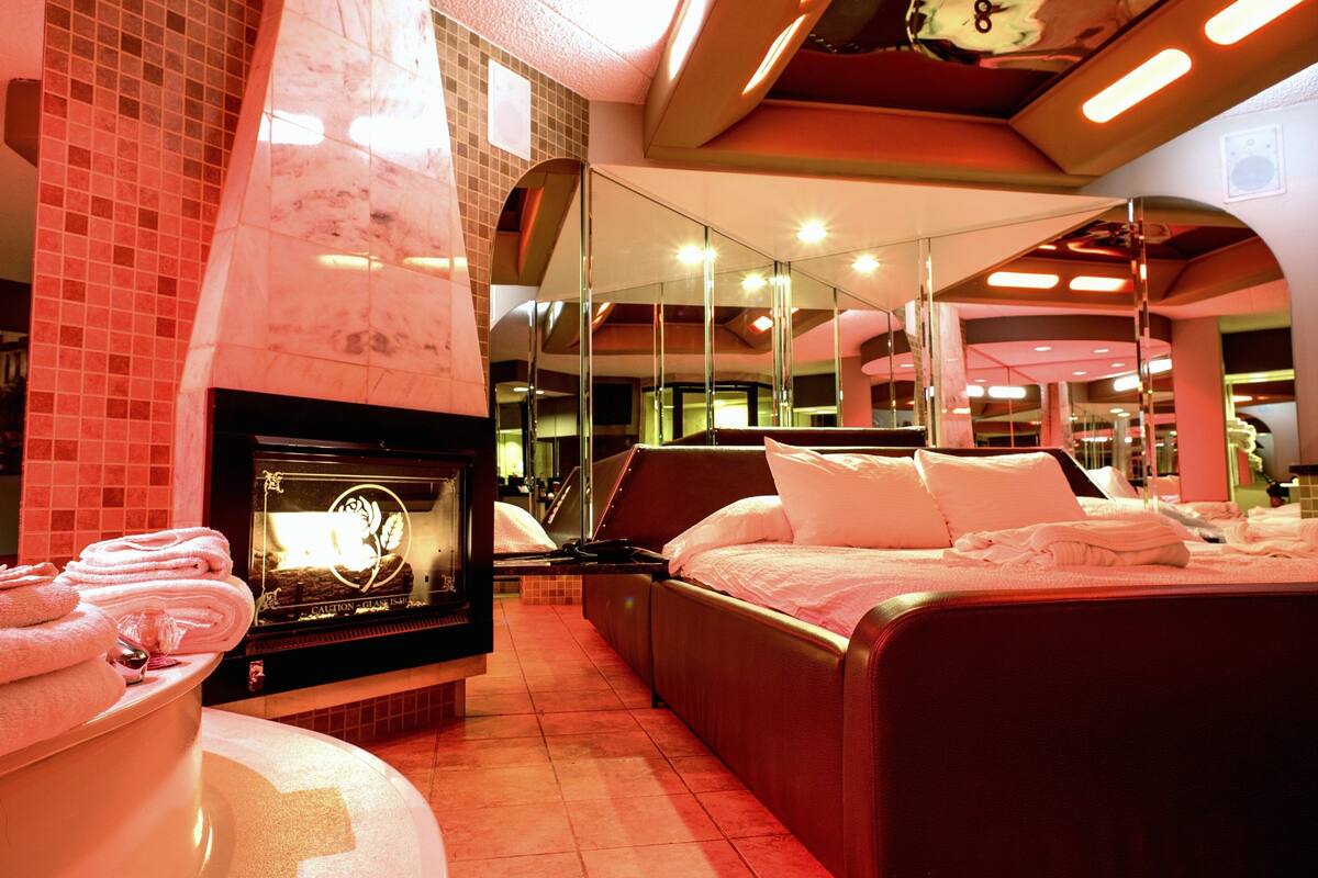 Essence Suite with Loveseat | 침대 시트