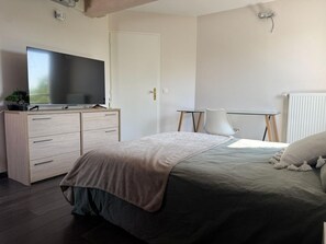 4 bedrooms, desk, iron/ironing board, free WiFi