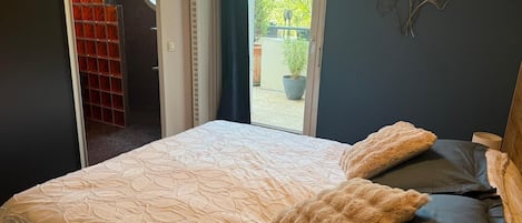 4 bedrooms, desk, iron/ironing board, free WiFi